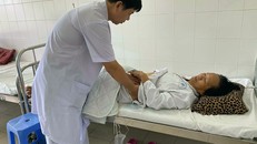 Bà A được bác sĩ BV Đa khoa Trung ương Cần Thơ chăm sóc 