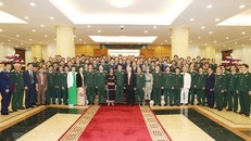 Tổng Bí thư, Chủ tịch nước Nguyễn Phú Trọng, Bí thư Quân ủy Trung ương với các đại biểu điển hình tiên tiến toàn quốc. (Ảnh: Trí Dũng/TTXVN)