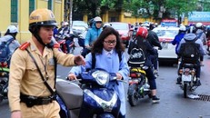 Cảnh sát giao thông sẽ xử lý những học sinh điều khiển xe máy không đội mũ bảo hiểm. (Ảnh: Võ Phương/Vietnam+)