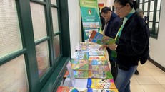 Các bộ SGK lớp 1 được trưng bày tại hội nghị trực tuyến.