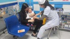 Tiêm vắc-xin là biện pháp hữu hiệu để phòng bệnh cho trẻ, trong đó có các bệnh cúm mùa.