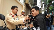 Lực lượng chức năng tiến hành đo nồng độ cồn đối với người điều khiển phương tiện vi phạm tại nút giao thông Hàng Cót - Phan Đình Phùng (Hà Nội).