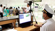Kiểm dịch y tế tại sân bay Nội Bài.