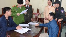 Đại tá Khương Duy Oanh, Thủ trưởng Cơ quan CSĐT, Phó giám đốc Công an tỉnh Thanh Hóa (người cầm giấy), trực tiếp chỉ đạo chuyên án bắt giữ Trần Hoài Nam