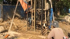 Đơn vị thi công đang khẩn trương khoan giếng nhằm ứng phó tình trạng thiếu nước sinh hoạt do hạn mặn