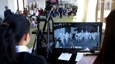 Hành khách được kiểm tra thân nhiệt tại sân bay quốc tế Ninoy Aquino ở thủ đô Manila, Philippines. Ảnh: Rappler.