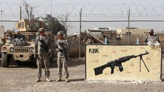 Binh sỹ Mỹ và Iraq trong một buổi huấn luyện tại căn cứ không quân Taji - nơi cũng vừa bị tấn công bằng tên lửa Katyusha ngày 14/1. (Ảnh: AFP/TTXVN)