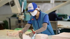 Công ty Dệt kim Đông Xuân tăng cường sản xuất khẩu trang vải kháng khuẩn phục vụ cho người tiêu dùng