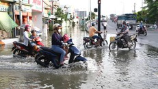 Ngập tại khu vực cầu Phú Xuân, tiếp giáp giữa huyện Nhà Bè và quận 7. (Ảnh: Trần Xuân Tình/TTXVN)