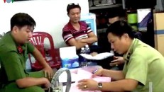 Đoàn kiểm tra liên ngành lập biên bản xử lý chủ cơ sở. (Ảnh VOV)