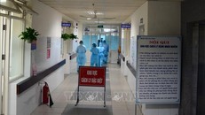 Khu vực cách ly được phân thành nhiều lớp ngăn chặn mầm bệnh lan nhiễm tại Bệnh viện Đà Nẵng. Ảnh: Văn Dũng/TTXVN