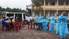 Một số công dân được cách ly, theo dõi tại Khu cách ly tập trung sau khi tiếp xúc với lao động trở về từ vùng dịch COVID-19.