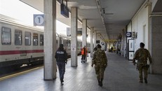 Cảnh sát và binh sỹ Italy tuần tra tại nhà ga đường sắt ở Rimini trong bối cảnh quốc gia này áp dụng lệnh phong tỏa trên toàn quốc nhằm ngăn chặn dịch COVID-19, ngày 8/3/2020. (Ảnh: AFP/TTXVN)