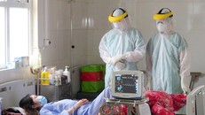 Các bác sĩ thăm khám cho bệnh nhân tại BV Số 2 Quảng Ninh.