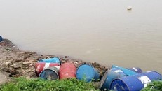 Hiện trường vụ đổ trộm chất thải.