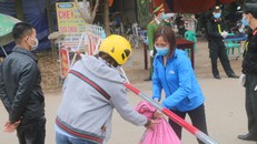 Người dân xã Sơn Lôi (tỉnh Vĩnh Phúc) tuân thủ quy định về phòng chống dịch 