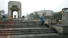 Phun khử trùng phòng, chống dịch COVID-19 tại khu vực Lăng Chủ tịch Hồ Chí Minh và Quảng trường Ba Đình. Ảnh: bqllang.gov.vn