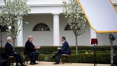 Tổng thống Mỹ Donald Trump và Phó Tổng thống Mỹ Mike Pence trả lời phỏng vấn với người dẫn chương trình Bill Hemmer của Fox News tại Vườn Hồng, Nhà Trắng ở Washington DC ngày 24/3. Ảnh: Bloomberg