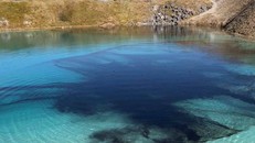 Nhuộm đen nước hồ để ngăn dân tụ tập 