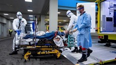 Chuyển bệnh nhân nhiễm COVID-19 tới bệnh viện ở Ulm, Đức. Ảnh: AFP/TTXVN.