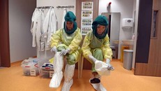 Nhân viên y tế trang bị đồ bảo hộ khi chữa trị cho bệnh nhân mắc COVID-19 tại Singapore