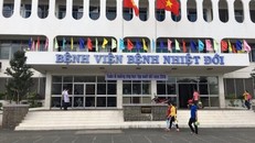 49 người tình nguyện đăng ký hiến phổi cứu phi công người Anh mắc COVID-19