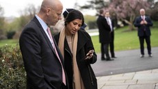 Katie Miller (bên phải) nói chuyện với Marc Short, chánh văn phòng của Phó Tổng thống Mike Pence tại Nhà Trắng.