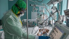 Nhân viên y tế điều trị cho bệnh nhân COVID-19 tại bệnh viện ở Moskva, Nga ngày 14/5/2020. Ảnh: THX/TTXVN