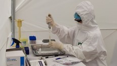 Cán bộ y tế thực hiện xét nghiệm nhanh COVID-19