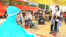 Công dân thực hiện khai báo y tế. (Ảnh minh họa. Đinh Tuấn/TTXVN)