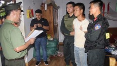 Cơ quan An ninh điều tra Công an tỉnh Hòa Bình đọc lệnh bắt, khám xét đối với đối tượng Trịnh Bá Tư