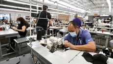 Công nhân làm việc tại nhà máy ở Vernon, Los Angeles, California, Mỹ ngày 16/4/2020. Ảnh: THX/ TTXVN