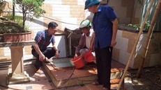 Kiểm tra bể chứa nước của hộ gia đình.