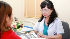 Bác sĩ thăm khám cho bệnh nhân bị vô sinh, hiếm muộn.