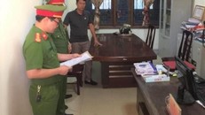 Công an Nghệ An khám xét phòng làm việc của ông Nguyễn Tâm Long, Quyền Trưởng phòng Chính sách Ban Dân tộc tỉnh Nghệ An.