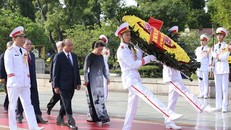 Đoàn đại biểu Lãnh đạo Đảng, Nhà nước đặt vòng hoa tưởng niệm các Anh hùng liệt sỹ. (Ảnh: Dương Giang/TTXVN)