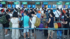 Hành khách làm thủ tục bay tại sân bay Đà Nẵng chiều 27/7