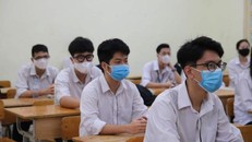 Thí sinh thực hiện giữ khoảng cách trong lớp học.