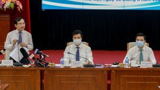 PGS TS Mai Văn Trinh trả lời các vấn đề tại cuộc họp báo. 