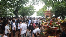 Phủ Tây Hồ chen chúc người dân đến cầu an trong tháng "cô hồn".