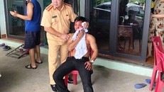 Đại tá Lê Văn Chiến, Trưởng phòng CSGT Công an tỉnh Thanh Hóa đập cửa kính, cứu anh Hùng ra khỏi chiếc ô tô bị tai nạn. 