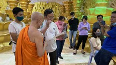 Nhiều gia đình tập trung tại chùa Kỳ Quang 2 để đòi tro cốt người thân của mình 