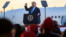 Tổng thống Donald Trump cho biết sẽ xem xét lại chính sách với Cuba. Ảnh: AFP.