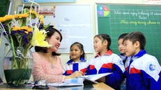 Cô và trò Trường Tiểu học Đoàn Thị Điểm (Hà Nội). 