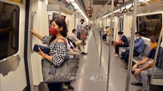 Người dân đeo khẩu trang và thực hiện giãn cách xã hội phòng lây nhiễm COVID-19 khi đi tàu điện ngầm ở New Delhi, Ấn Độ, ngày 7/9/2020.