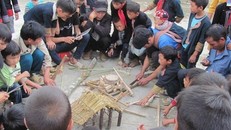 Phụ huynh Lào Cai đến trường dạy học sinh làm nhạc cụ dân tộc. (Ảnh: Phạm Mai/Vietnam+)