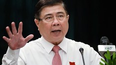 Chủ tịch UBND TP HCM Nguyễn Thành Phong trả lời chất vấn các đại biểu sáng 8/12. 