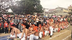 Trình diễn nghi lễ và trò kéo co ở hội làng thôn Hữu Chấp, phường Hòa Long, TP Bắc Ninh.