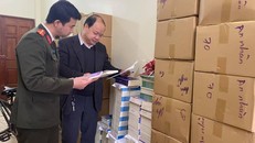 Lực lượng chức năng kiểm tra tang vật tại cơ sở in sách lậu ở Hà Đông, Hà Nội