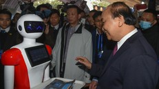 Thủ tướng Nguyễn Xuân Phúc thăm các gian hàng tại Triển lãm quốc tế đổi mới sáng tạo Việt Nam 2021. 